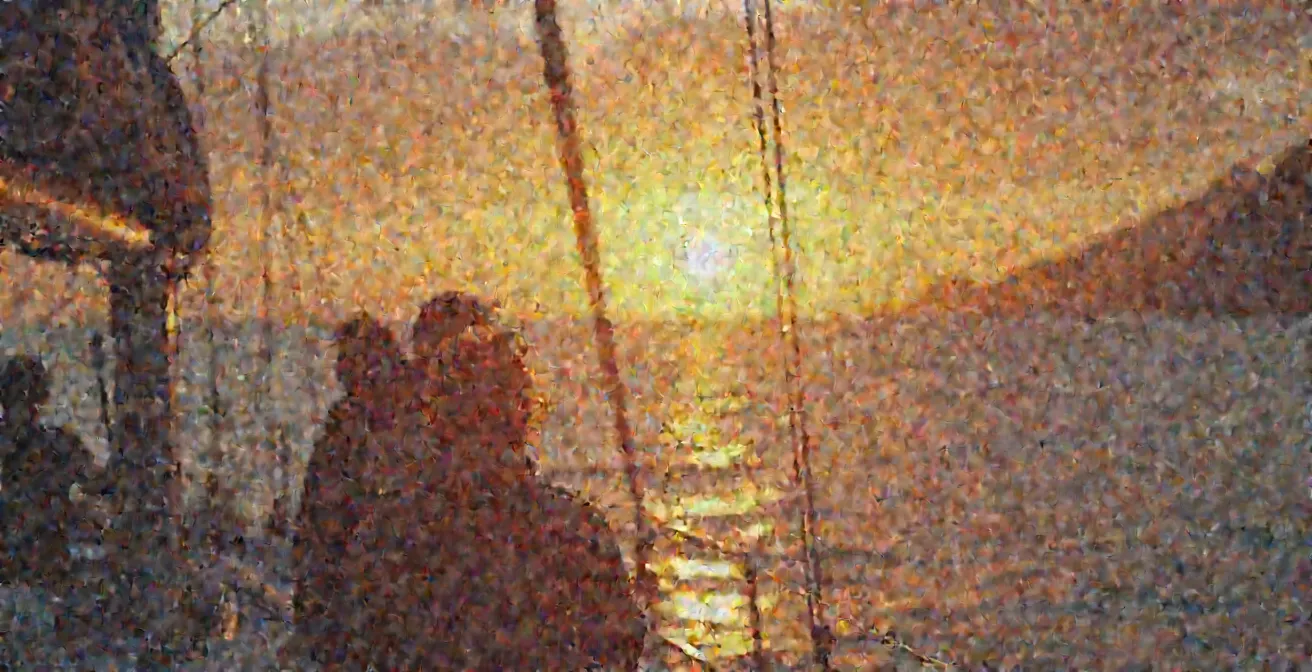 Levé de soleil depuis le pont d'un catamaran en méditerranée au large de la Corse