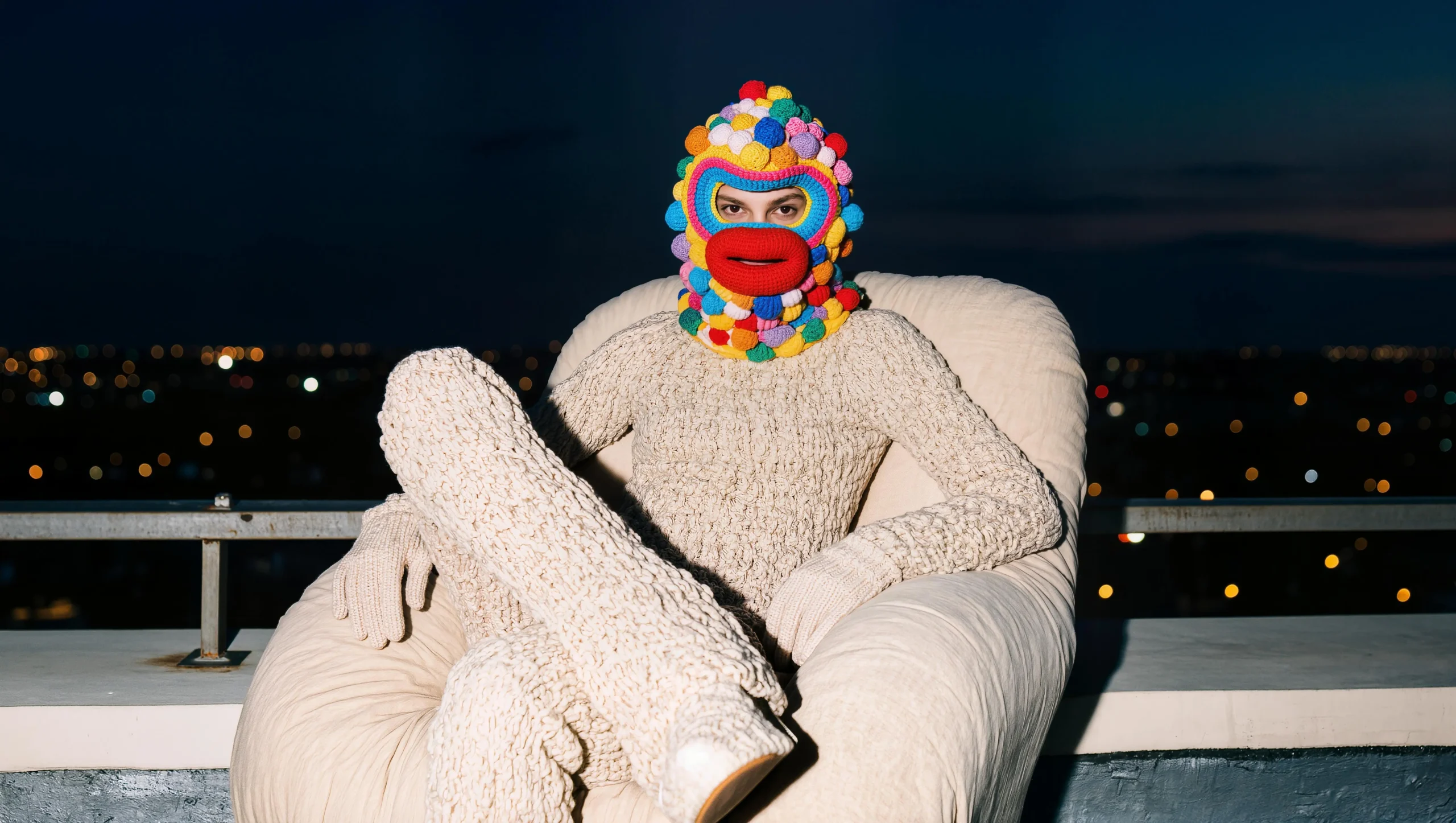Table dressée avec repas méditerranéen servi sur le pont d'un catamaran face à la mer